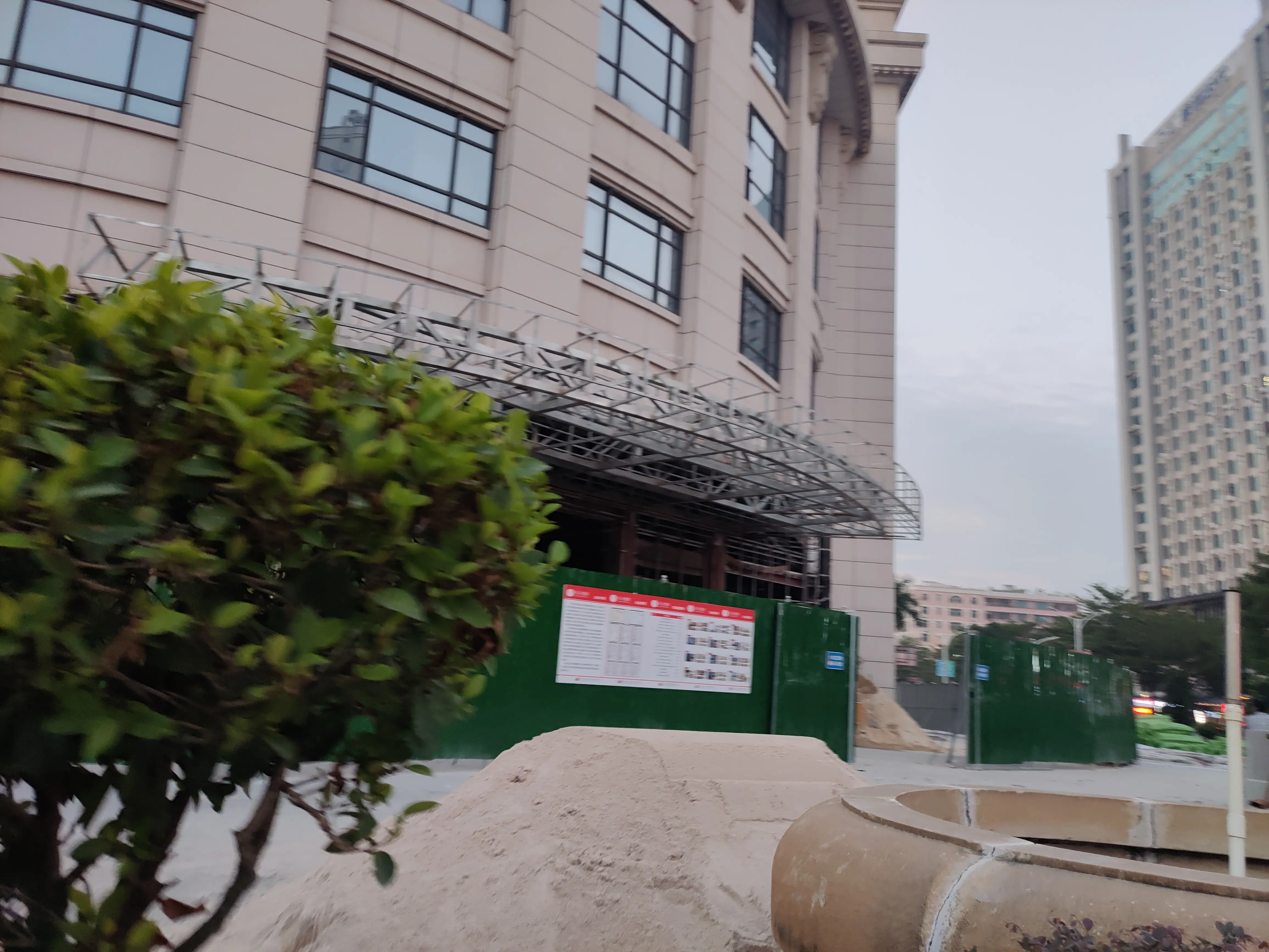 酒店门口在施工：朴实无华的广场记录，回忆毕竟还得是触景生情的