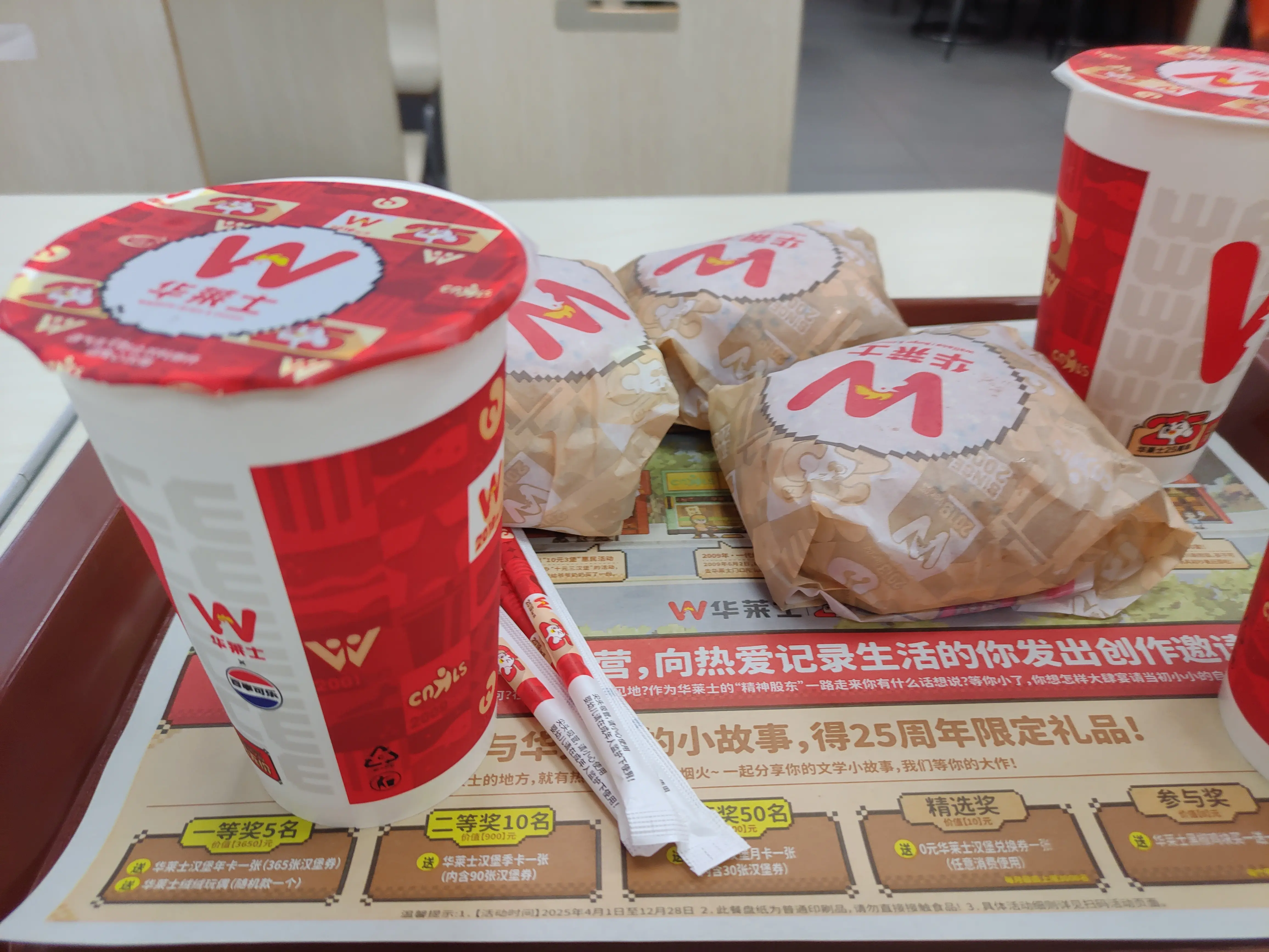 再去华莱士：双层牛肉堡和果蔬汉堡好吃，冰饮料让我鼻炎缓解